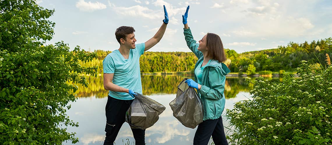 High Five bij het afval verzamelen