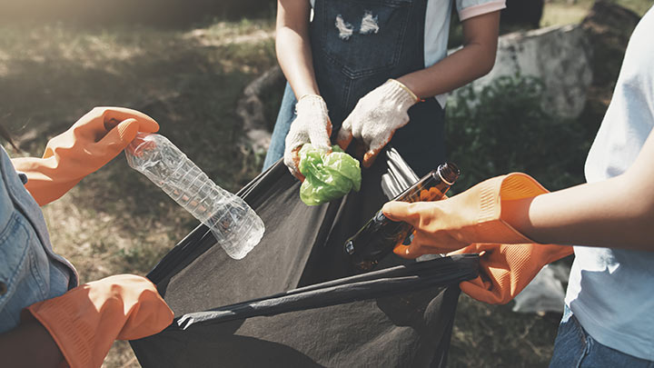 Les bouteilles et le film plastique sont mis dans le sac poubelle