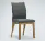 Tijdloze, comfortabele gestoffeerde stoel voor vele gezellige uurtjes in de kring van uw dierbaren