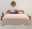 Gemêleerde deken van katoen als decoratieve bedsprei Sprei over een bed in de kleur beige in de afmeting 250x280 cm