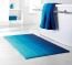 Tapis de salle de bains moelleux à poils longs, avec un dégradé de couleurs bleu-bleu clair. Tapis de salle de bains avec un dégradé bleu-bleu clair