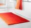 Tapis de salle de bains moelleux à poils longs, avec un dégradé de couleurs rouge-orange. Tapis de salle de bains avec un dégradé rouge-orange