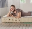 Medium-zachte latex matras met schouderverlagende en lendensteun Man op latex matras met zichtbare kern