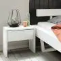 Table de nuit rustique en pin lasuré blanc avec un tiroir pratique