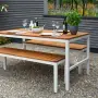 Cette table attrayante au mélange de matériaux modernes crée une ambiance méditerranéenne.