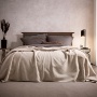 Dessus-de-lit réversible sur un lit en coloris gris et dimension 220x250 cm