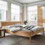 Le lit en bois massif Silia dégage un charme élégant