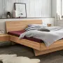 Selva zwevend bed in beuken kernhout met doorlopend hoofdbord