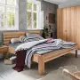 Svariata massief houten bed, kernbeuken, ronde bedpoten en doorlopend hoofdbord