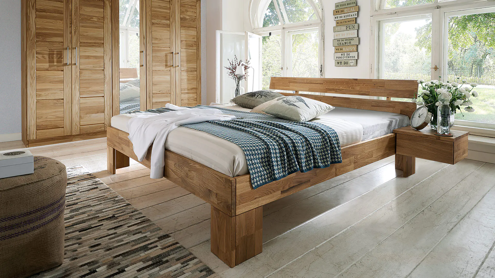 Massief houten bed in fijn wild eiken met bijpassende nachtconsole