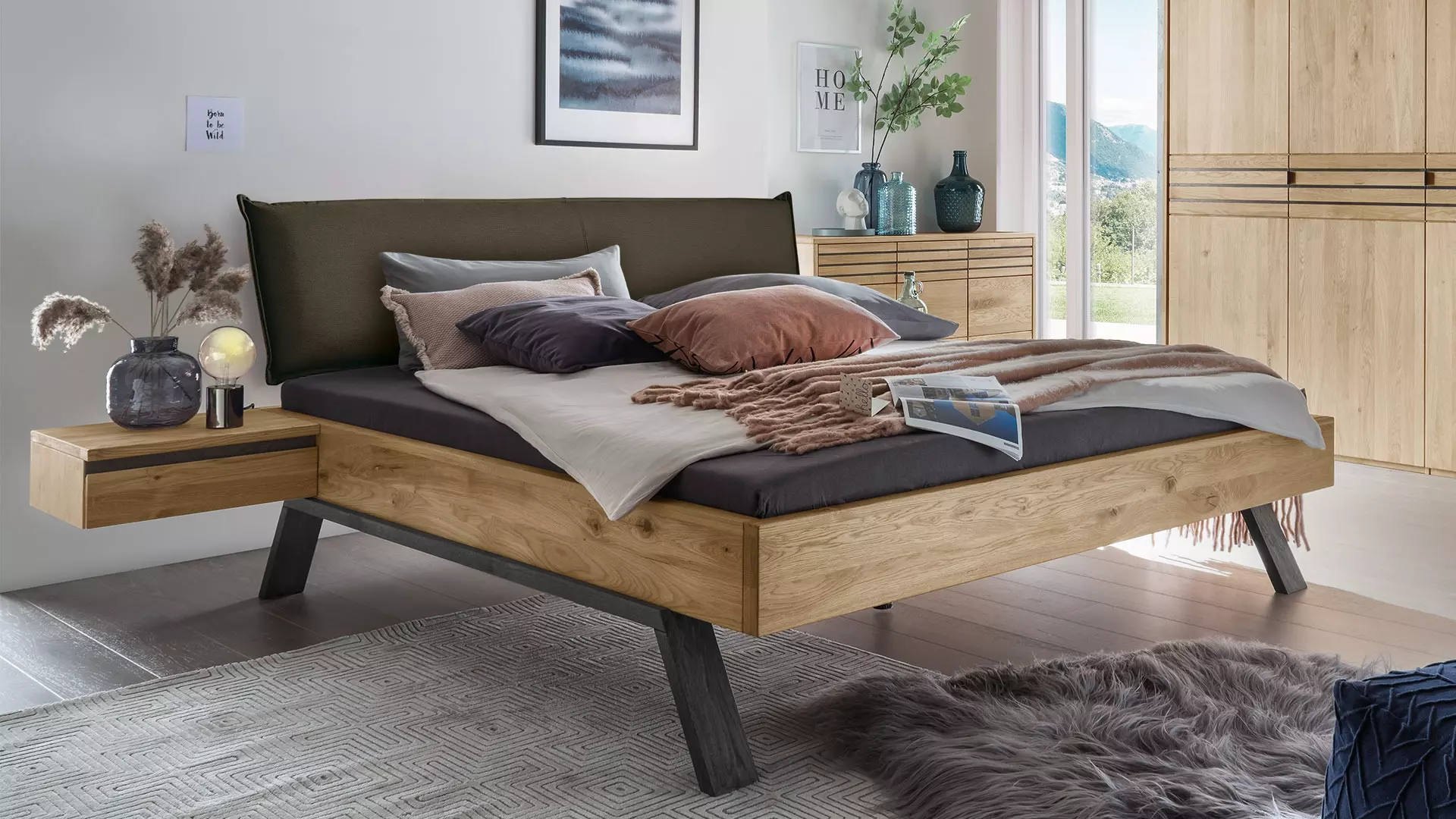 Neras massief houten bed - met gedraaide houten loper in donkergrijs