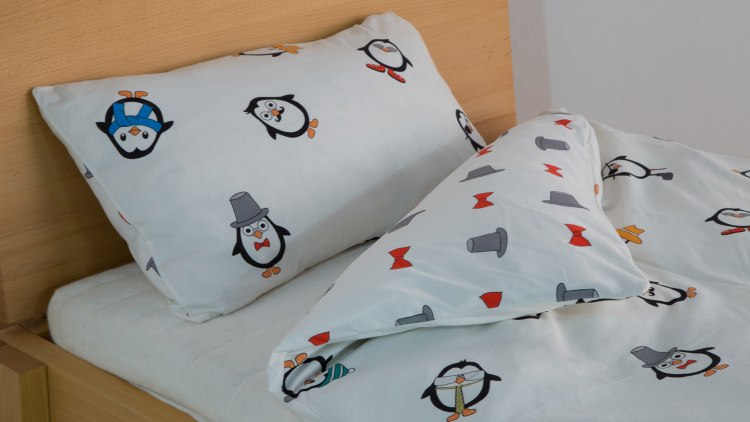 Linge de lit réversible - pingouins mignons et chapeaux rigolos