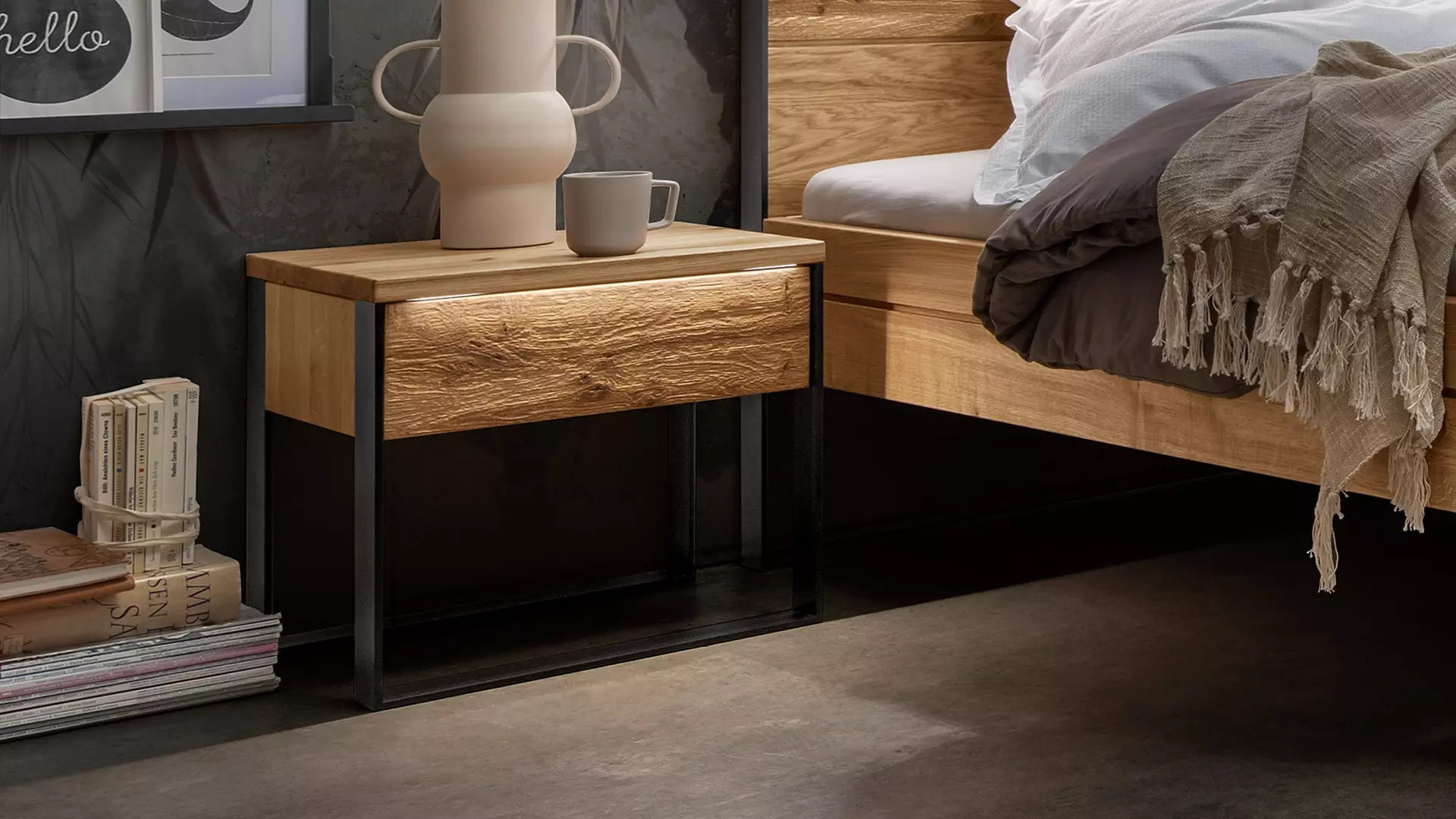 Contrastes modernes : table de nuit à tiroirs Fira en chêne sauvage