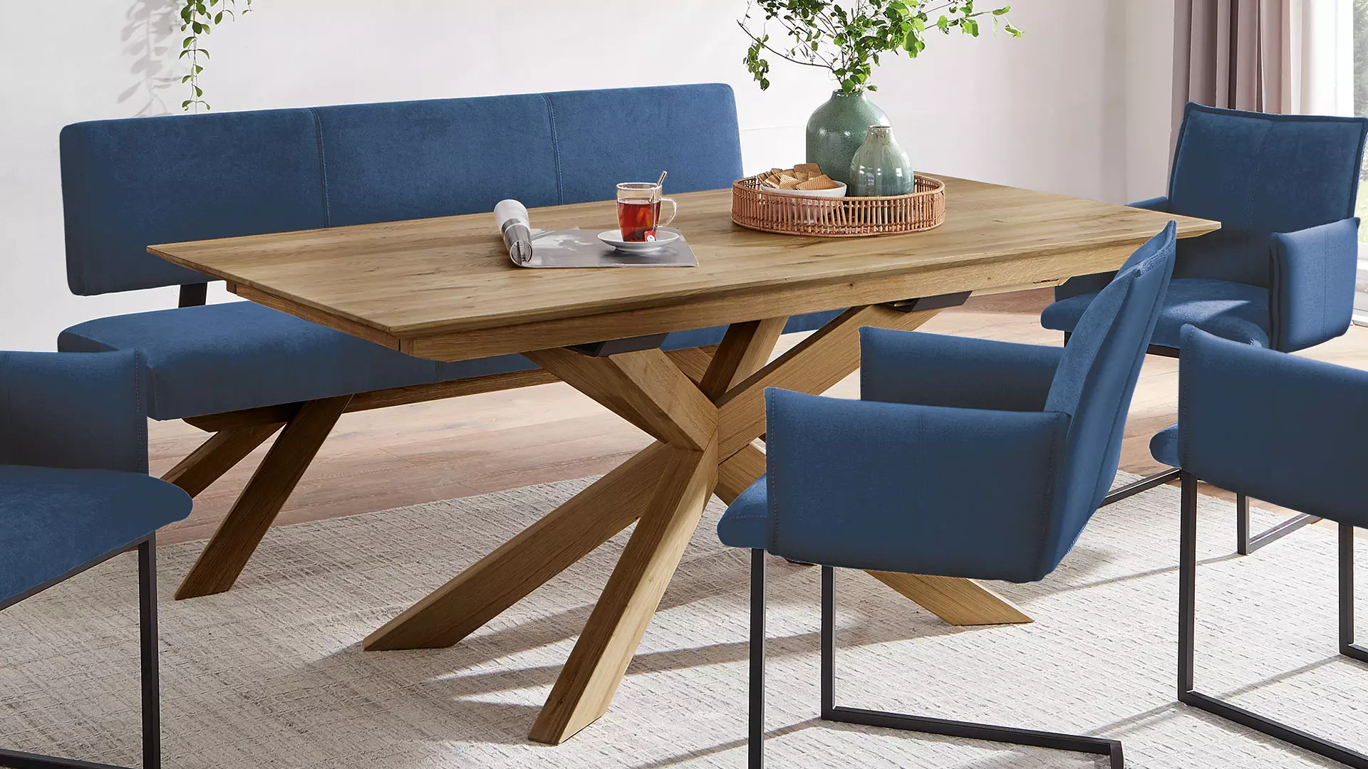Aurana-Estenda tafel in ongewoon design met veel beenruimte