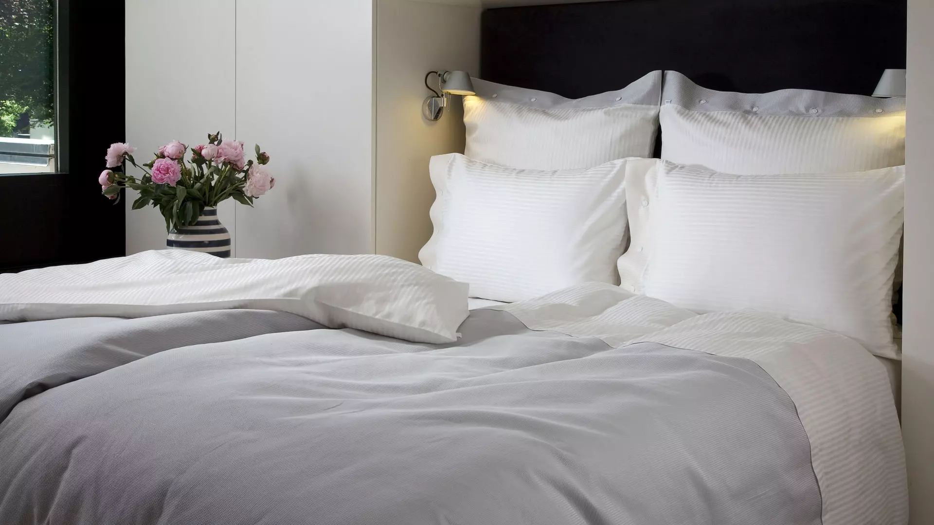 Le linge de lit en satin Grisando, 100 % coton bio, réunit de jolis détails