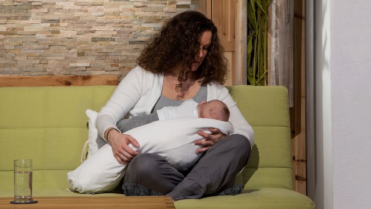 Voedingskussen Mana om thuis ontspannen borstvoeding te geven