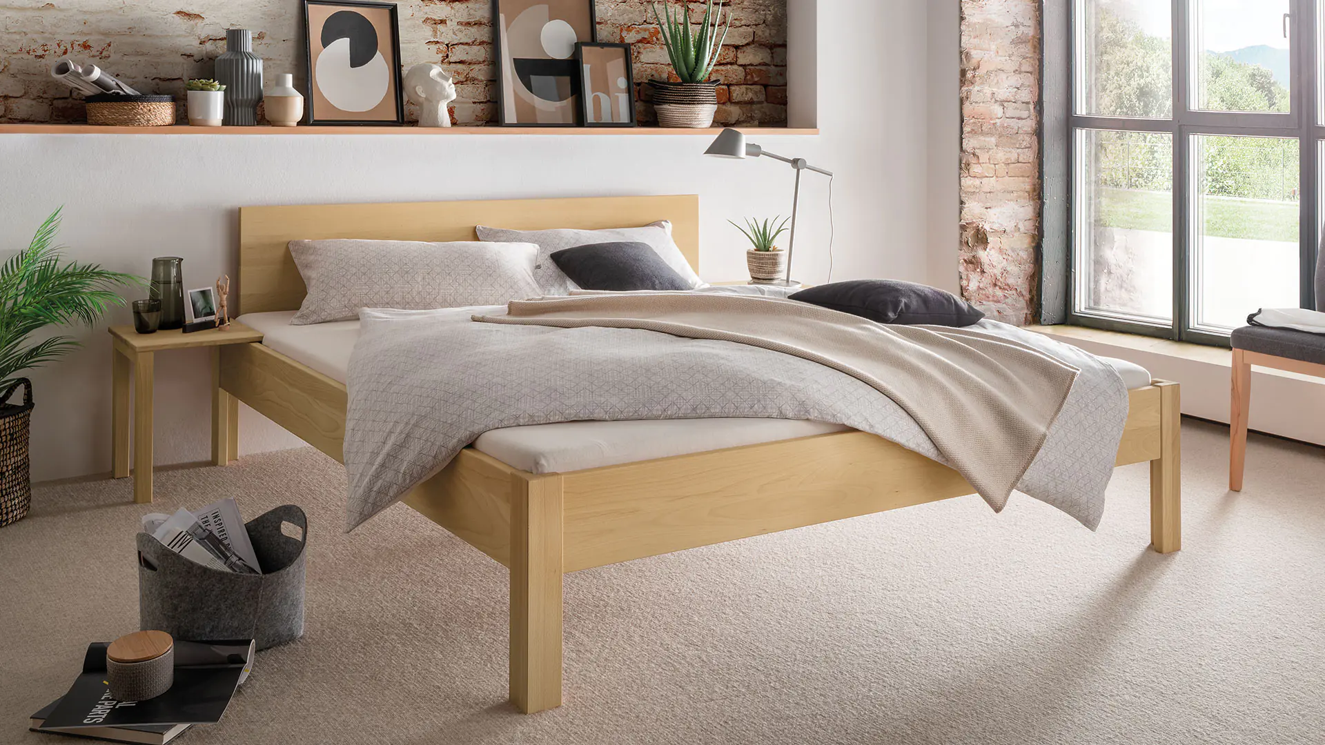 Recodo massief houten bed met gereduceerde heldere vorm, hier in beuk