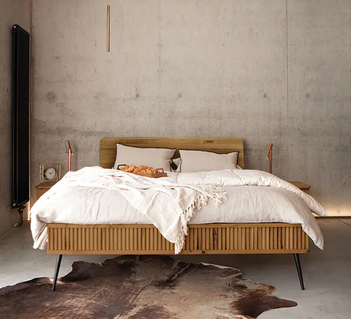 Ondas massief houten bed, hier met hoofdbord in wilde eik