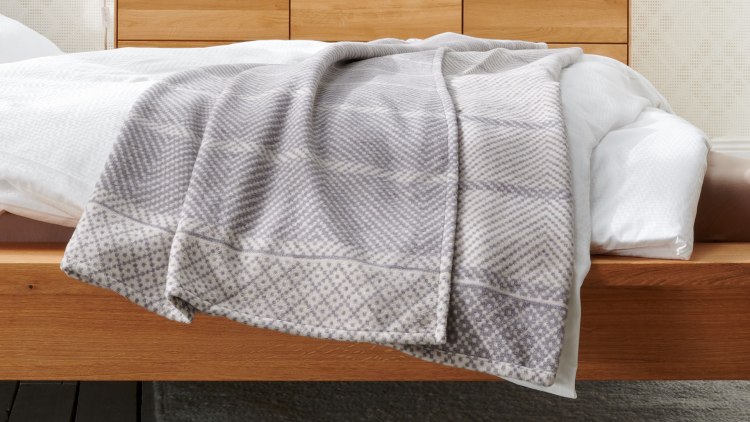 Behaaglijke deken met levendig patroon van filigrane lijnen, ruiten en stippen in edele grijstinten