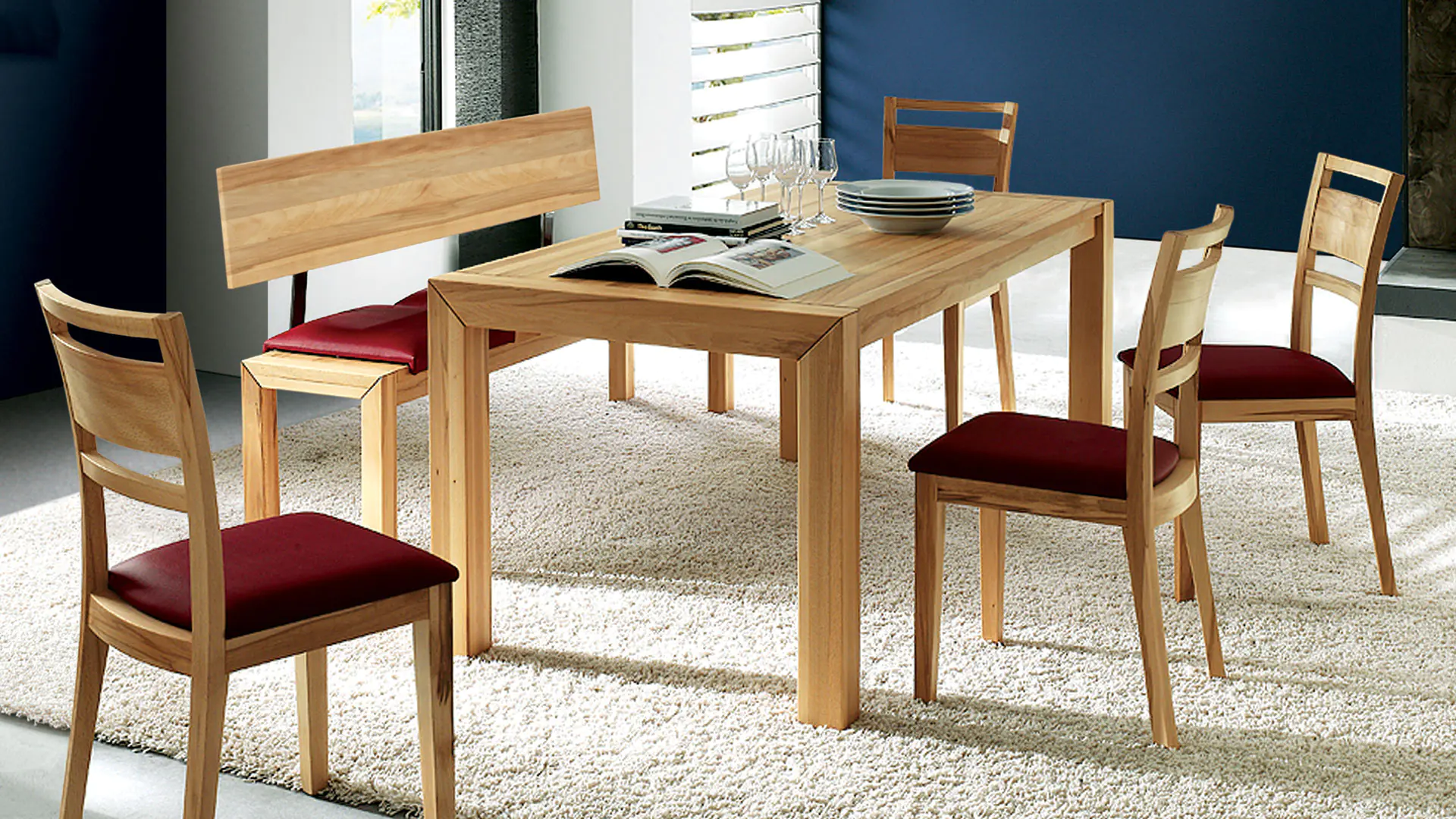 La table Mensa en cœur de hêtre massif offre un aspect classique et moderne.