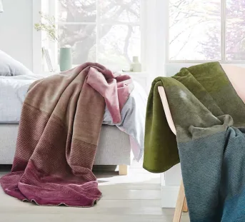 Pluche dekens verkrijgbaar in blauw/groen of roze/bes