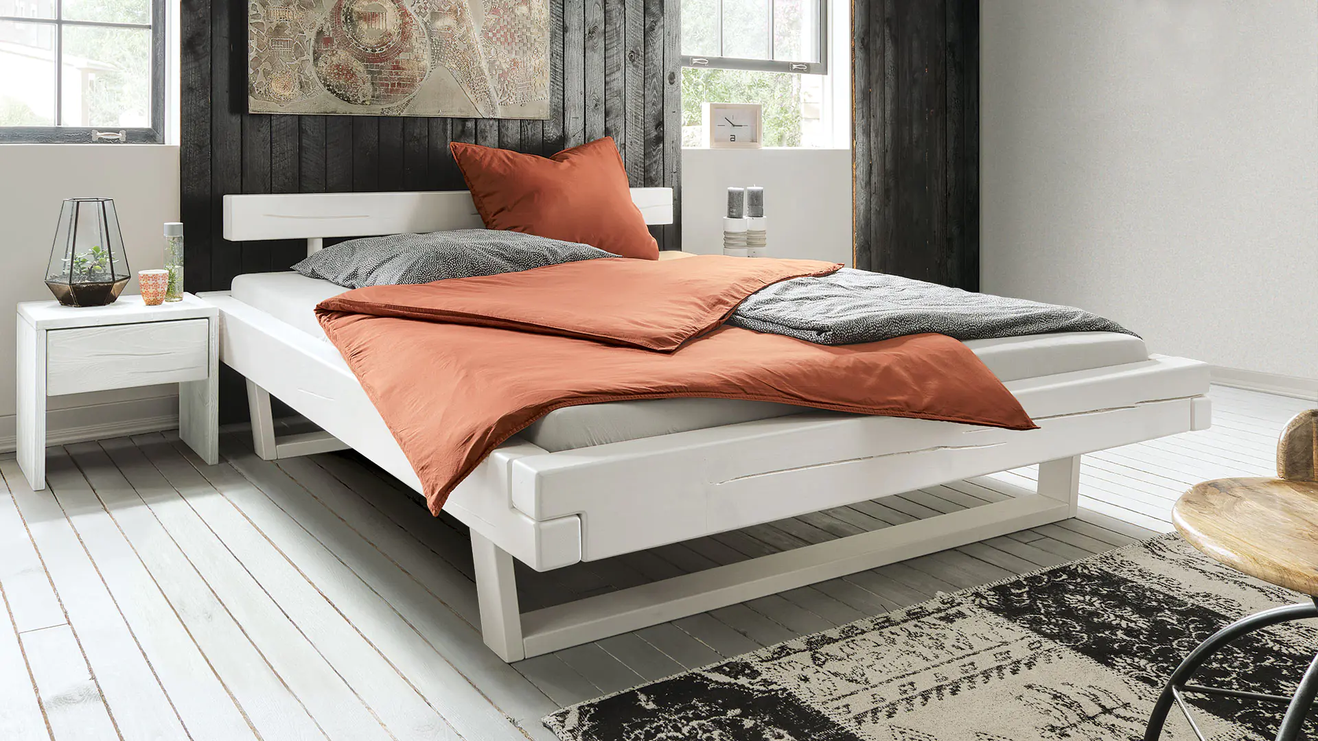 Le lit à poutres suspendues blanc allie confort rustique et chic moderne