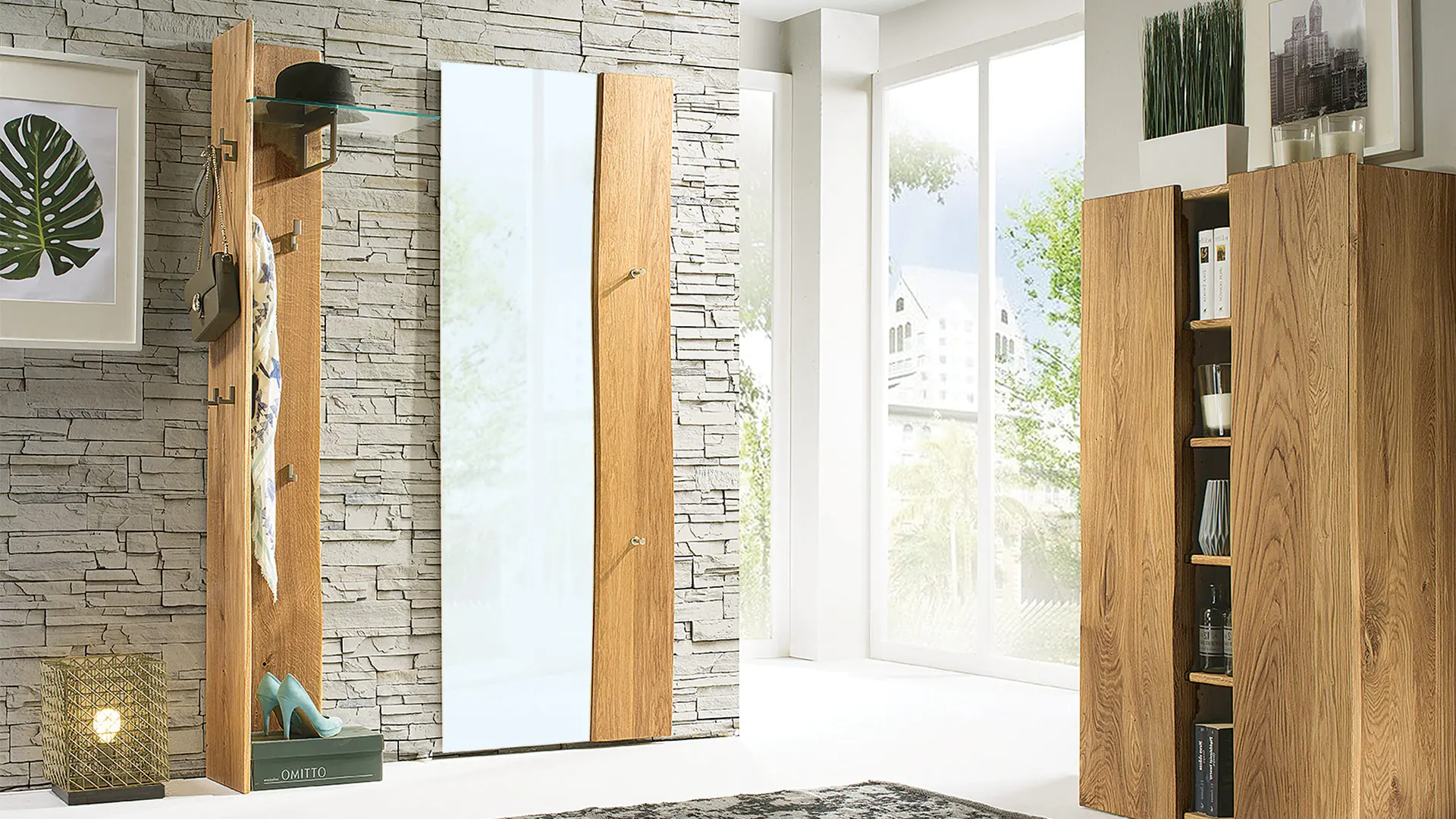 La variante 04 du beau miroir est dotée d'un élément en bois de chêne huilé
