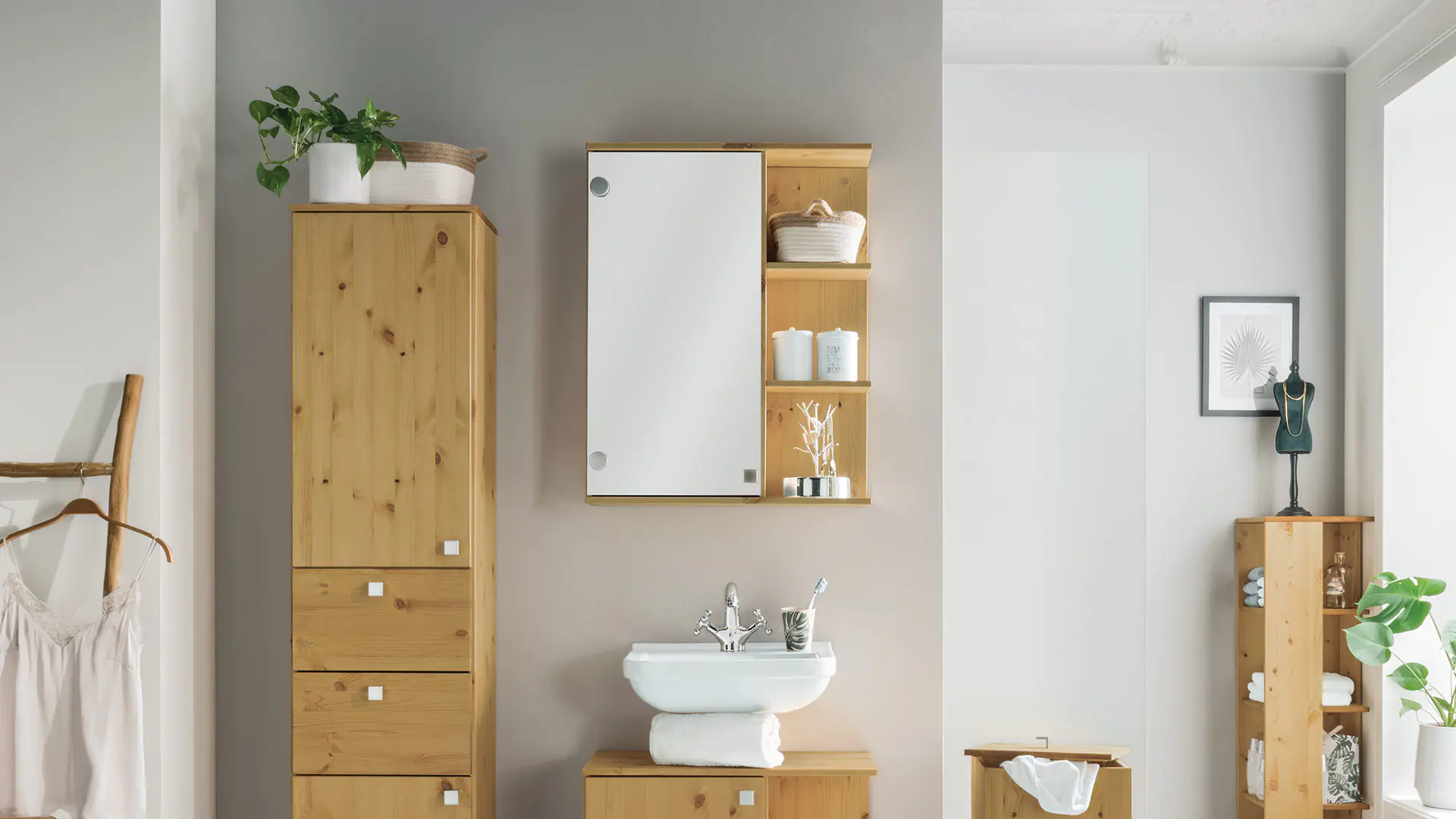 Spiegelkast in geloogd/geolied grenen gecombineerd met andere badkamermeubels uit de moderne serie