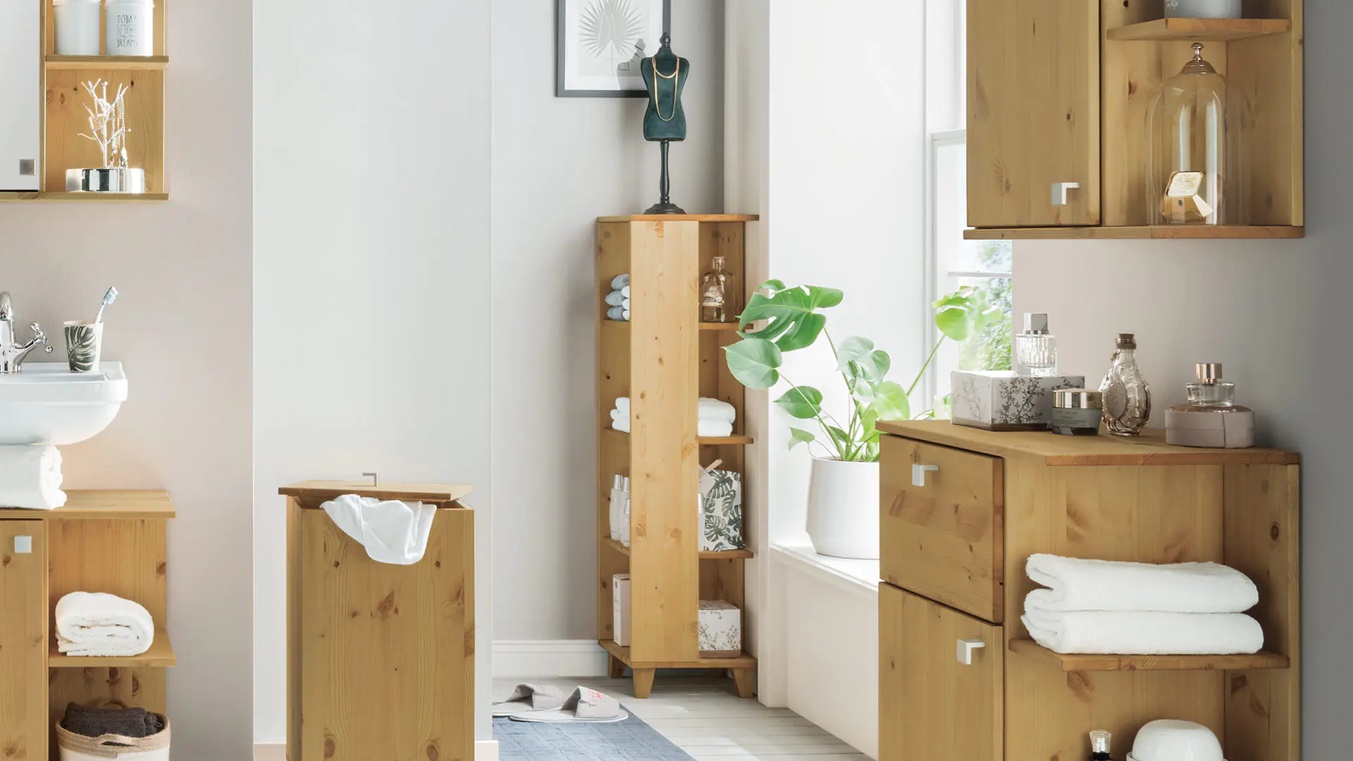 Étagère Banea en pin lessivé/huilé combinée avec d'autres meubles de salle de bains