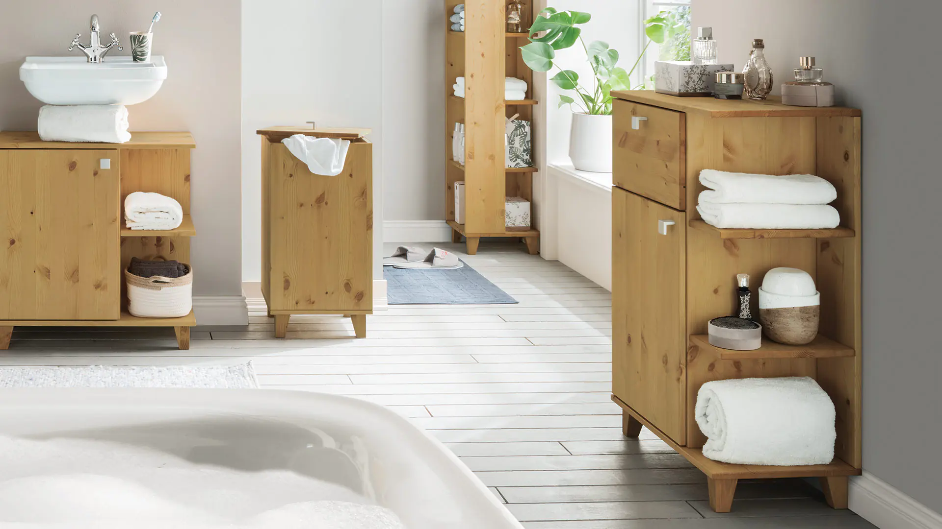 Commode en pin lessivé/huilé avec d'autres meubles de salle de bains de la série moderne