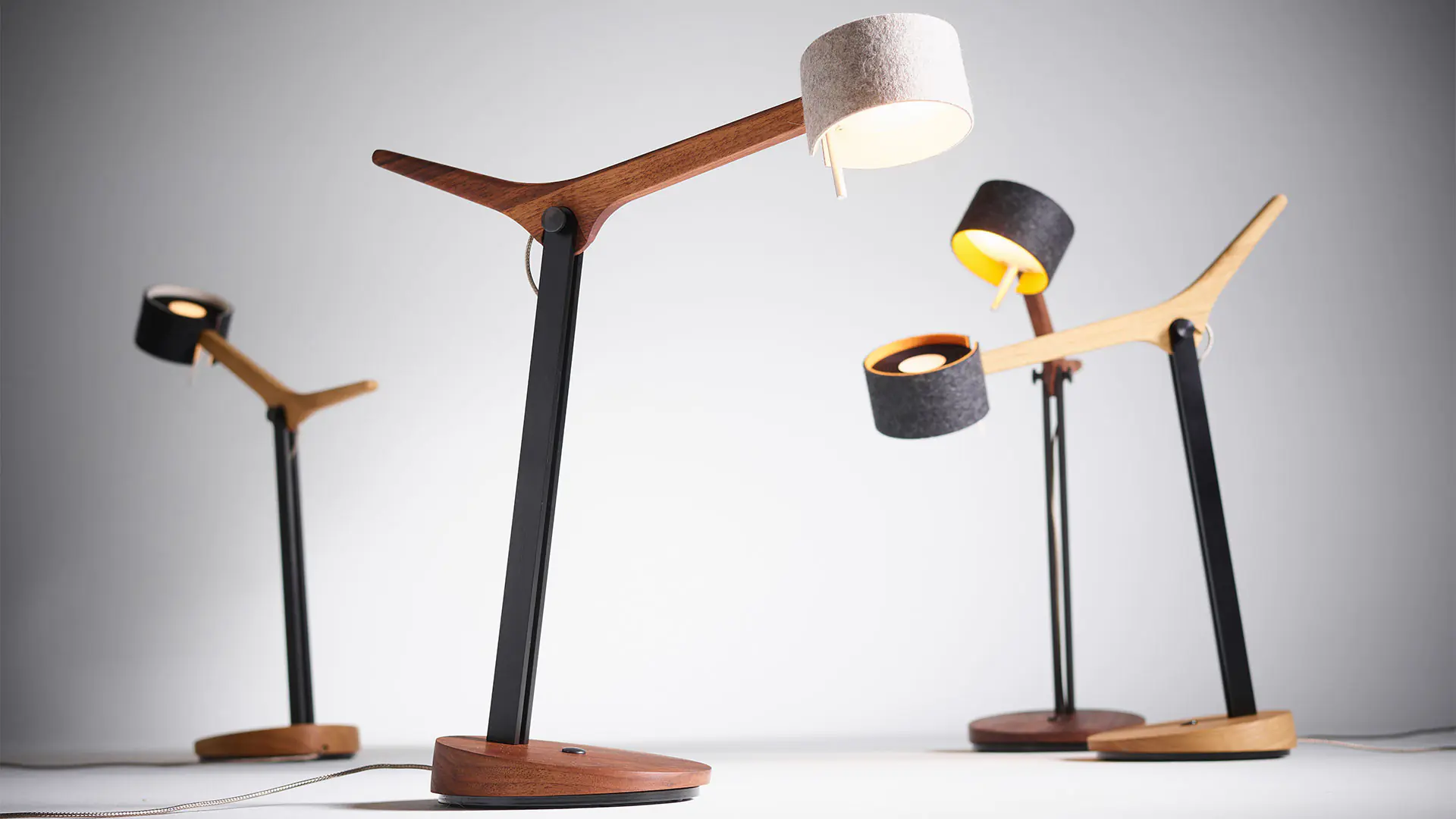 Lampe de table Sensit avec éléments en bois massif et abat-jour en feutre de laine