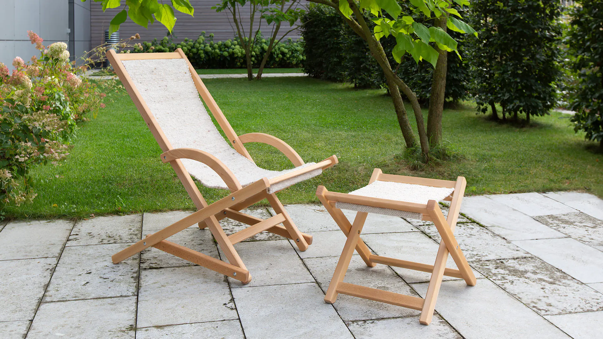 Chaise longue à bascule et tabouret avec structure pratique en hêtre, coloris beige