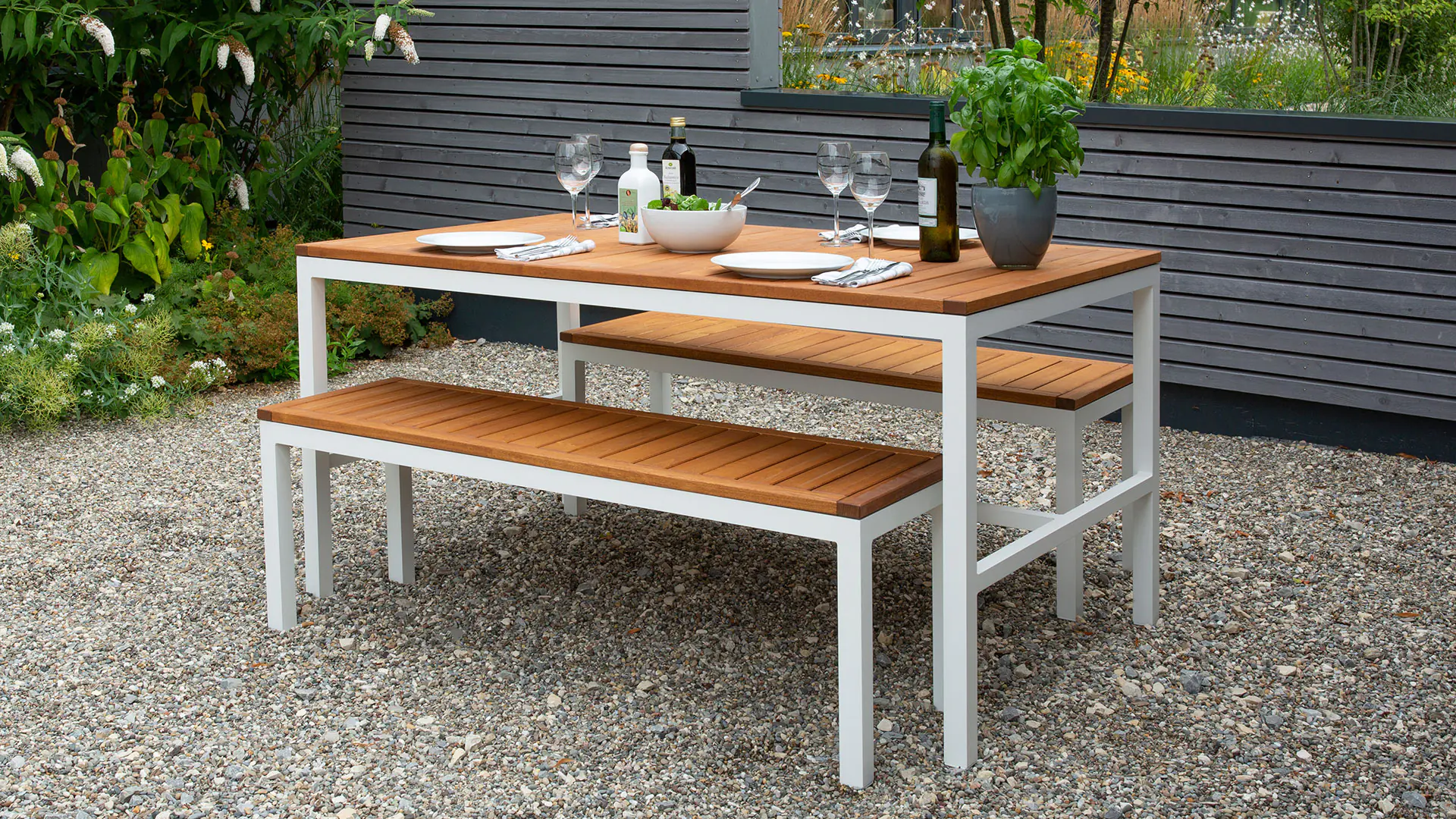 Cette table attrayante au mélange de matériaux modernes crée une ambiance méditerranéenne.