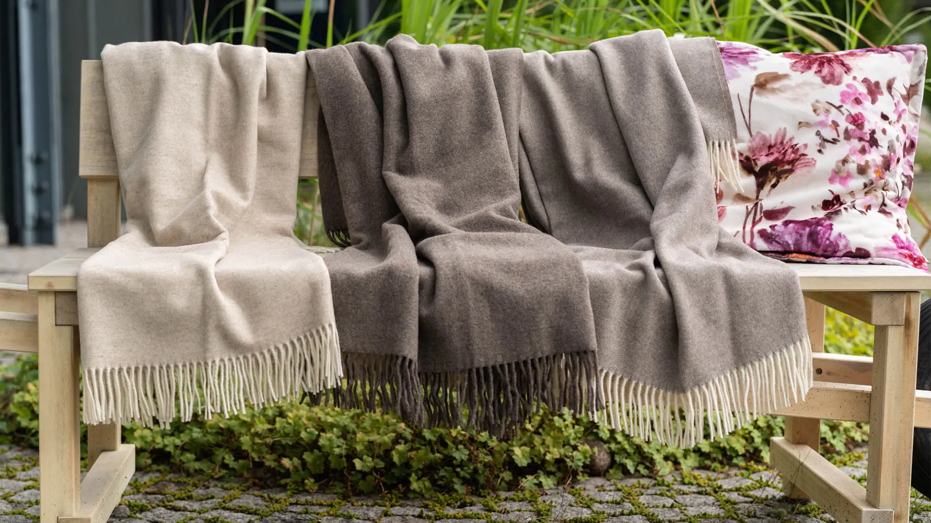 Le plaid « Tenera » en laine mérinos est disponible en 3 coloris
