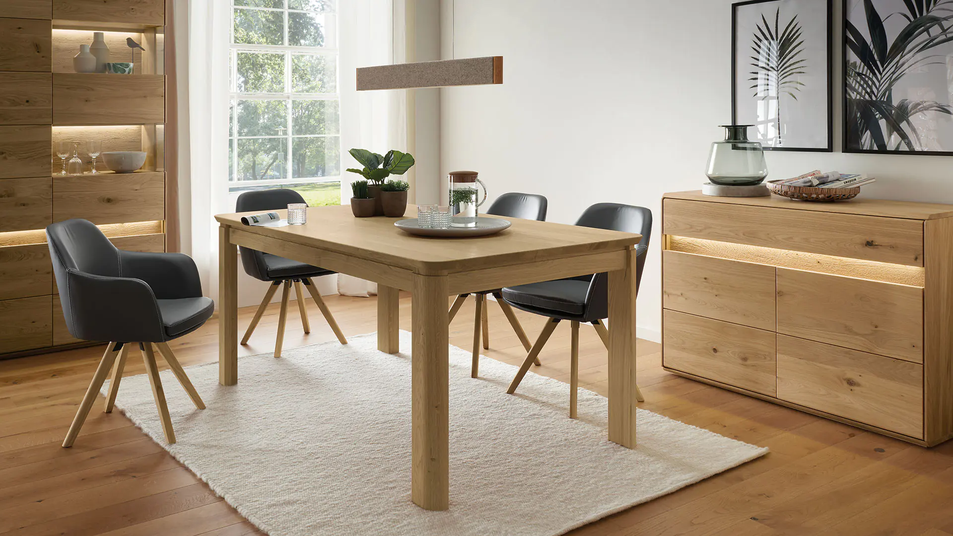 La table Bassano en chêne sauvage noble apporte de l'harmonie dans votre salle à manger grâce à ses courbes douces.