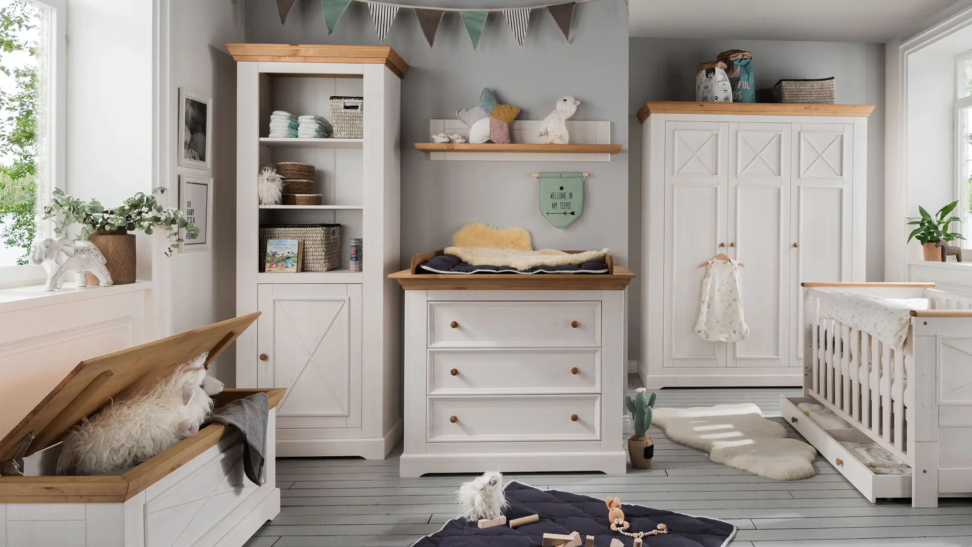 Étagère sur pied spacieuse avec beaucoup d'espace de rangement - idéale dans la chambre de bébé !
