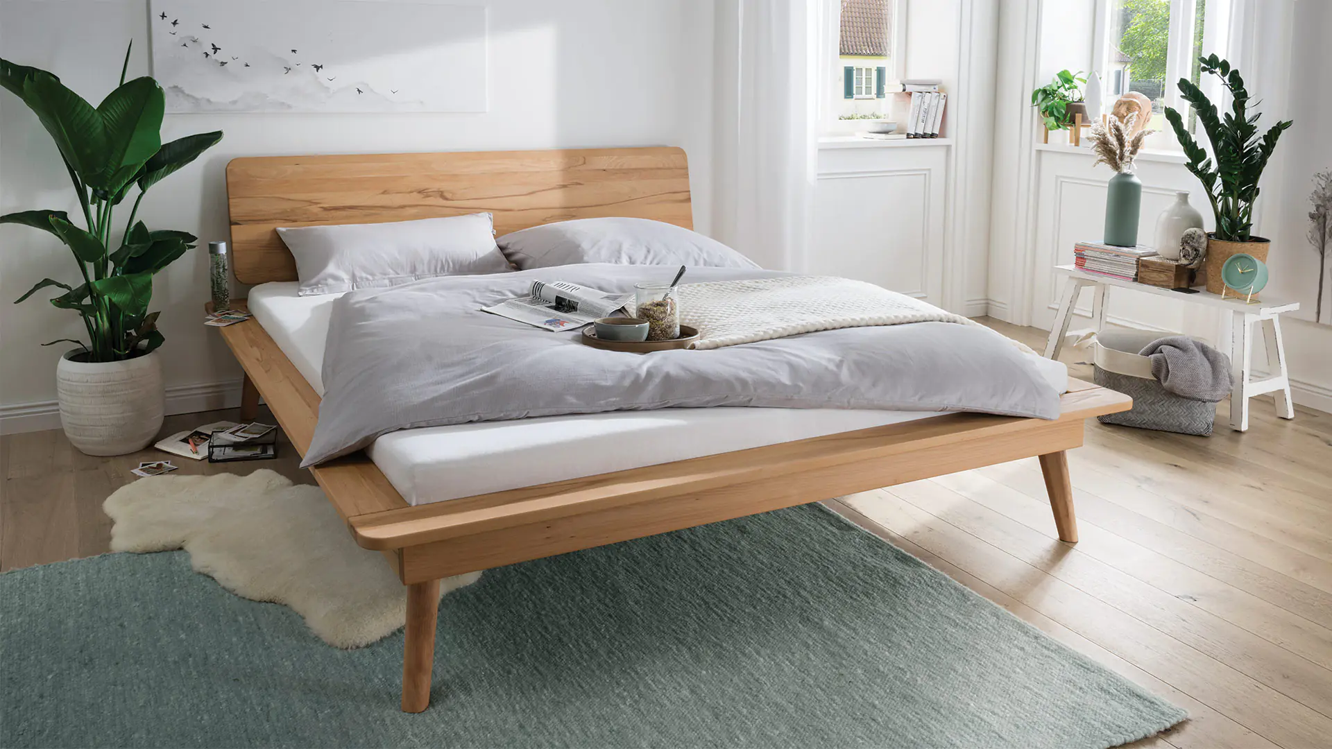 Le lit en bois massif Zanira dégage un charme moderne