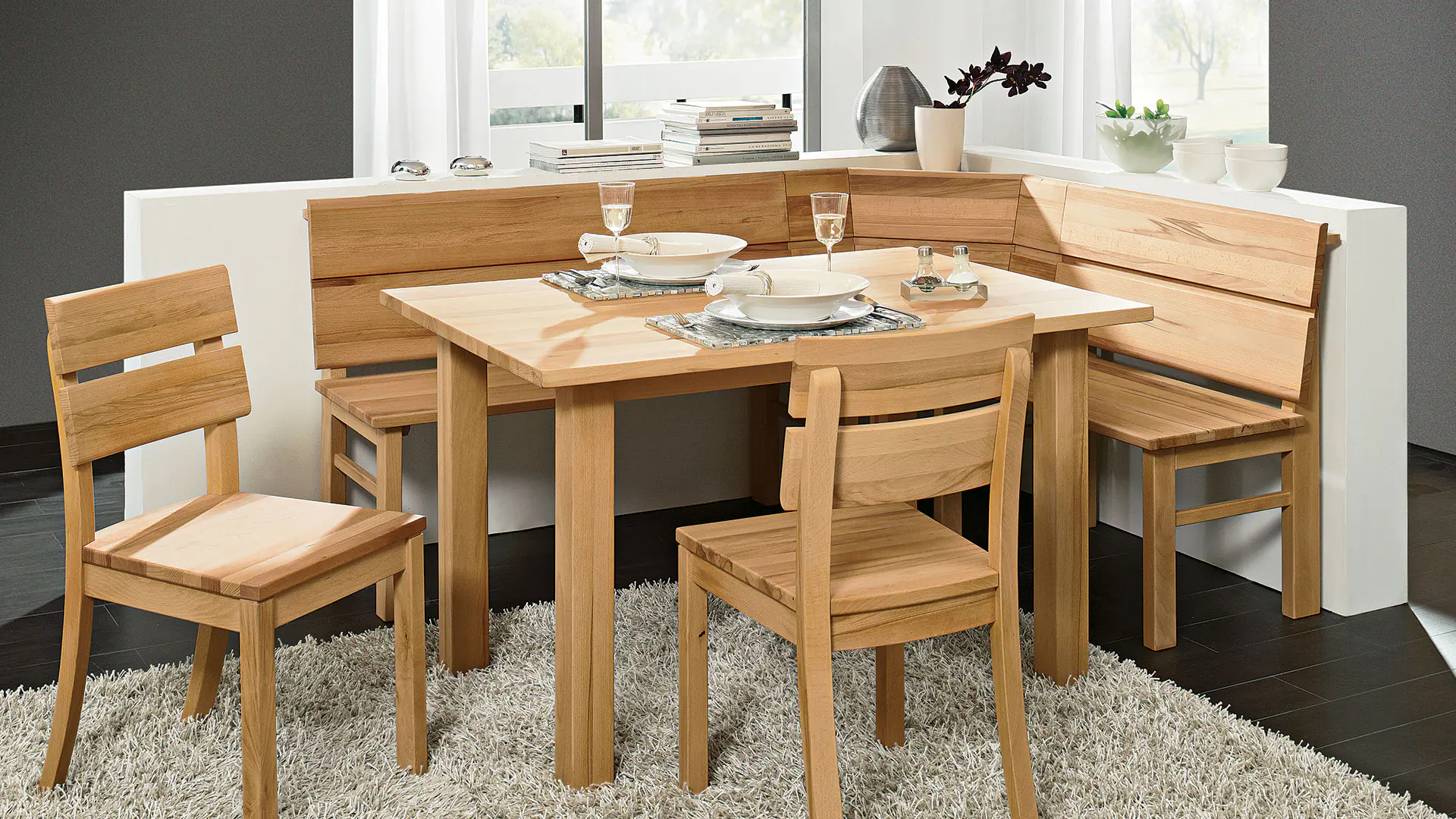 Table de salle à manger rectiligne au design intemporel - ici en cœur de hêtre