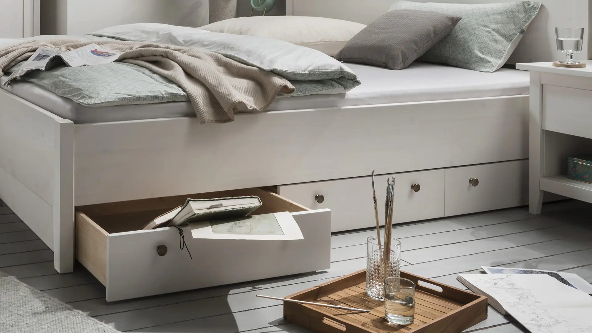 Le tiroir Tusa transforme l'espace mort sous le lit en un précieux espace de rangement