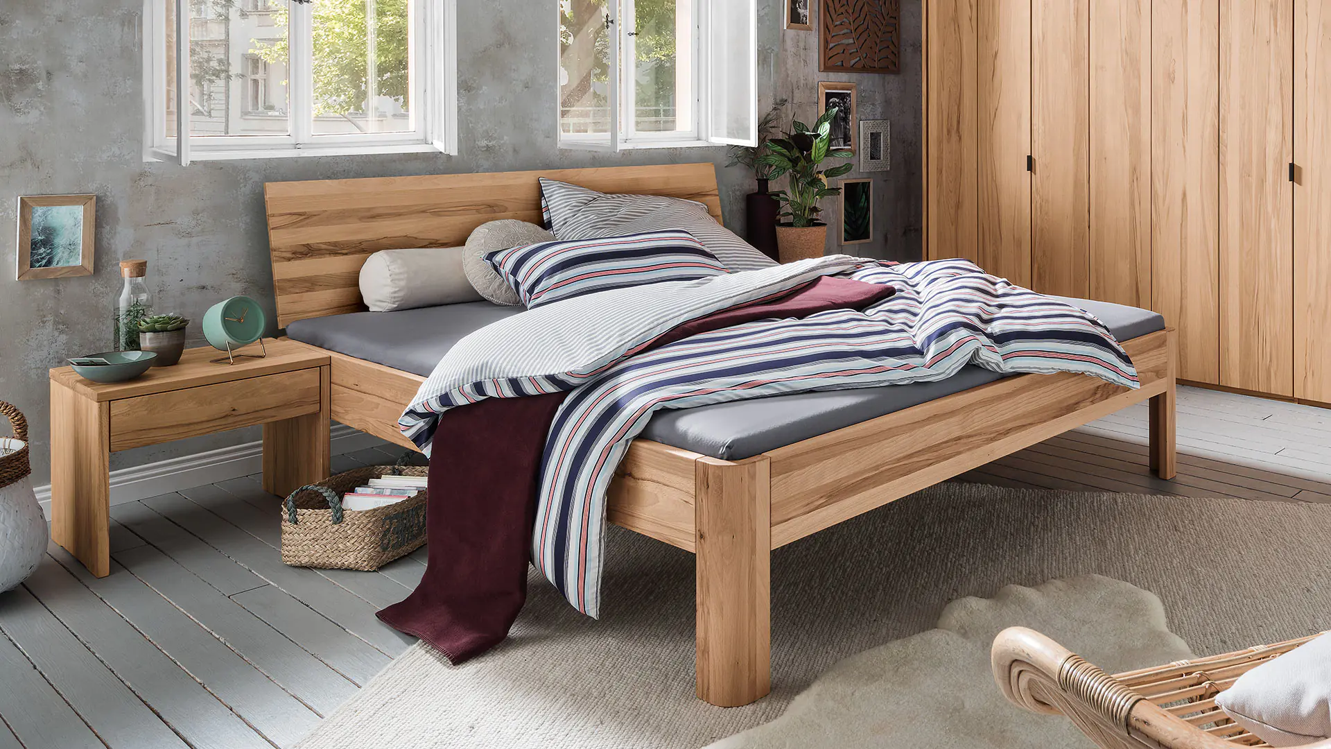 Svariata massief houten bed, kernbeuken, ronde bedpoten en doorlopend hoofdbord