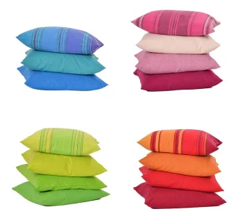 Pile d'oreillers dans les couleurs rouge rubis, rose, rouge, orange, jaune, naturel, turquoise, violet