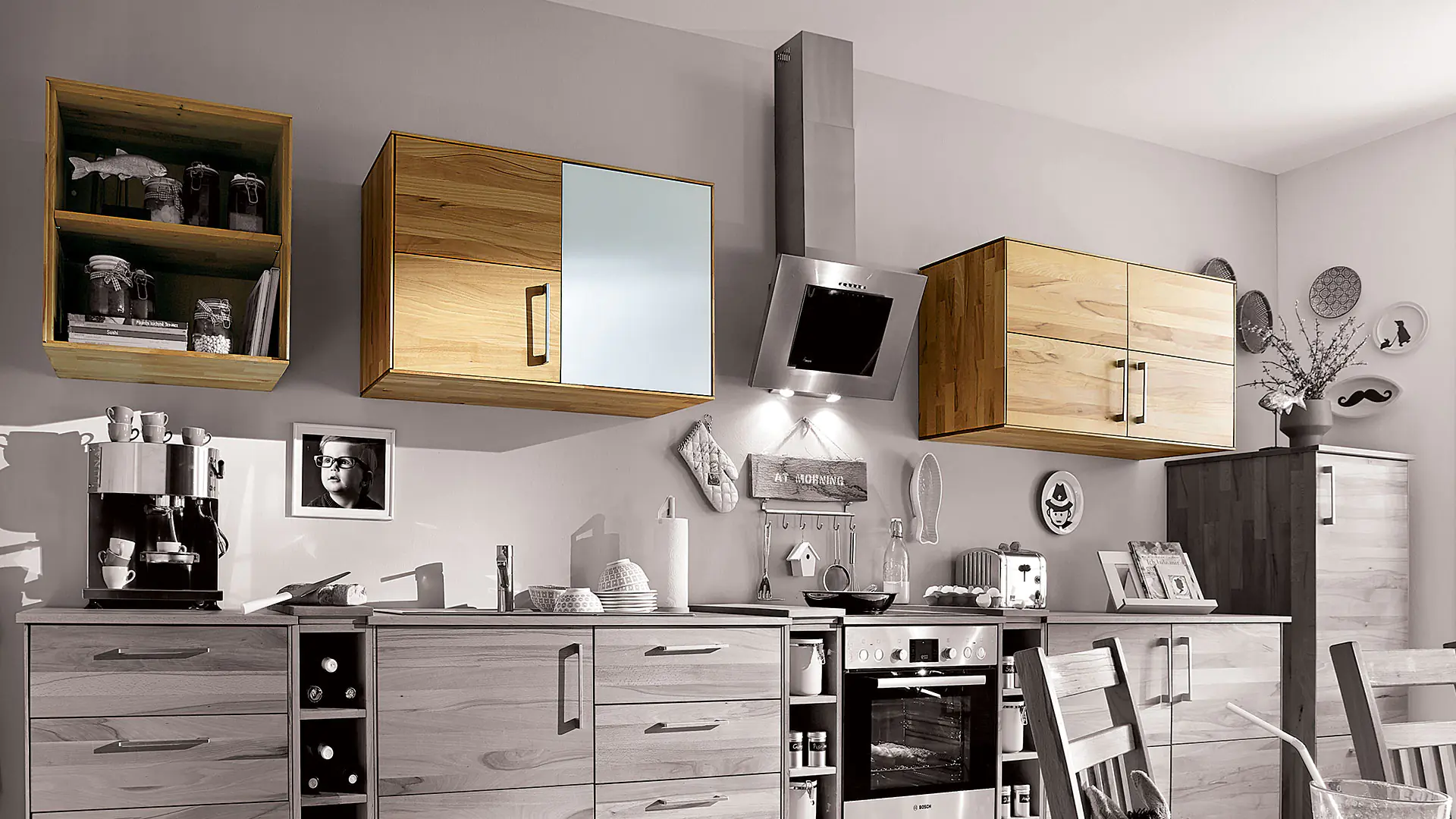 Exemple de combinaison pour la cuisine modulaire en bois massif Culinara avec armoires suspendues en 3 variantes